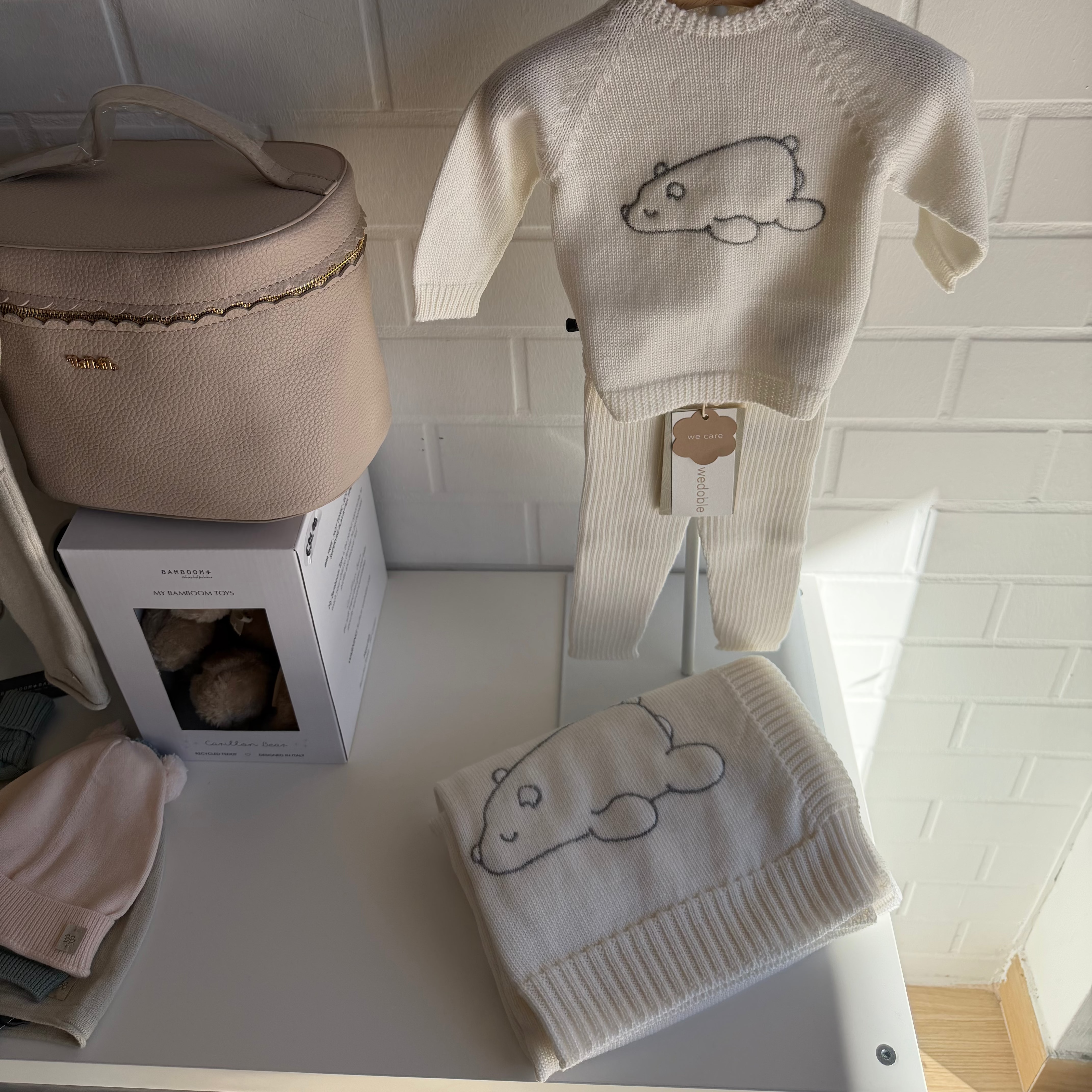 Completo THIS IS WINTER LOVE in lana morbida – maglia con ricamo orsetto e pantaloni a costine