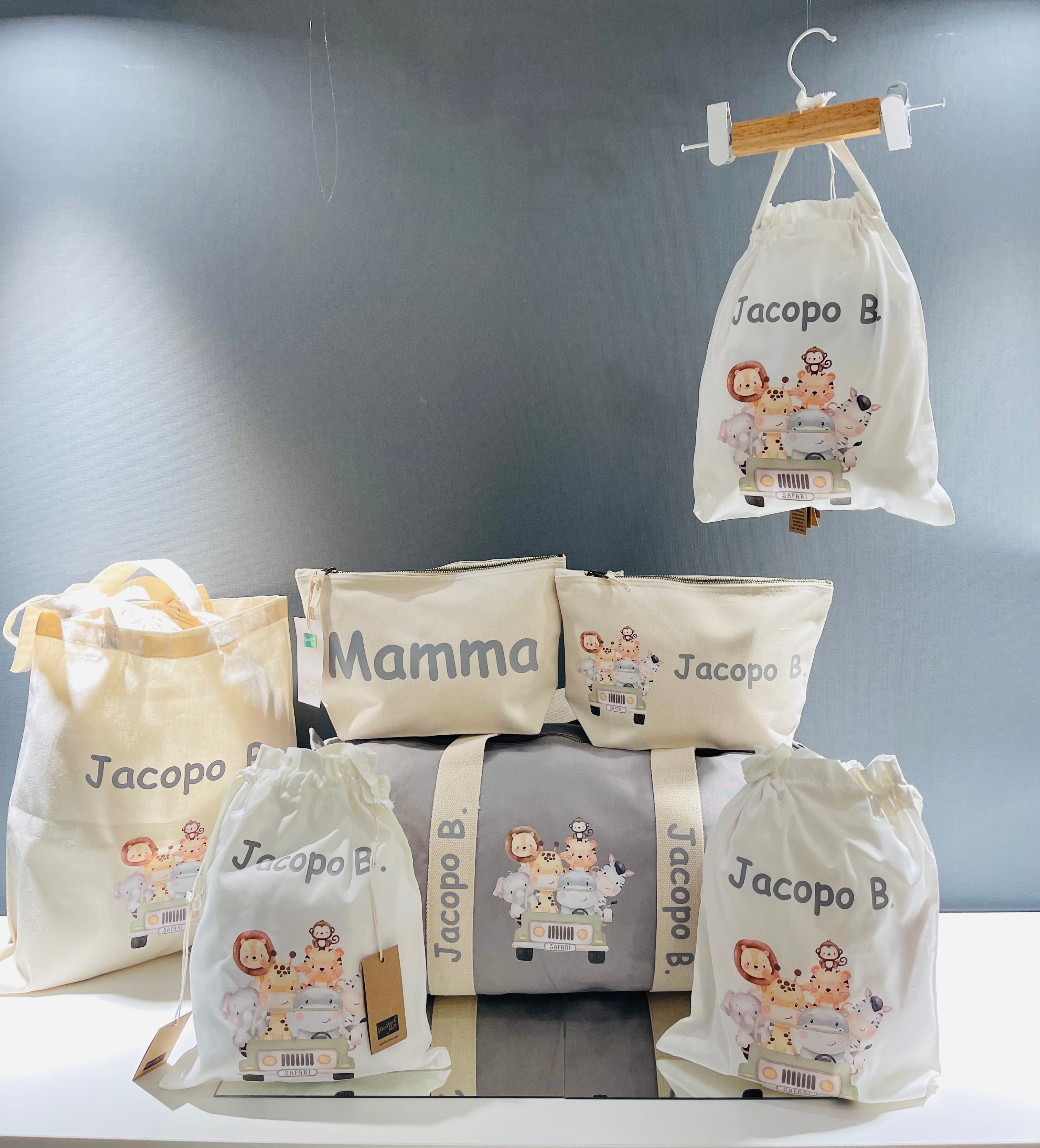 Set Borsone Baby, 2 beauty case e 3 sacchi primi cambi in cotone canvas stampa Safari personalizzati con nome - Be Brave Boutique
