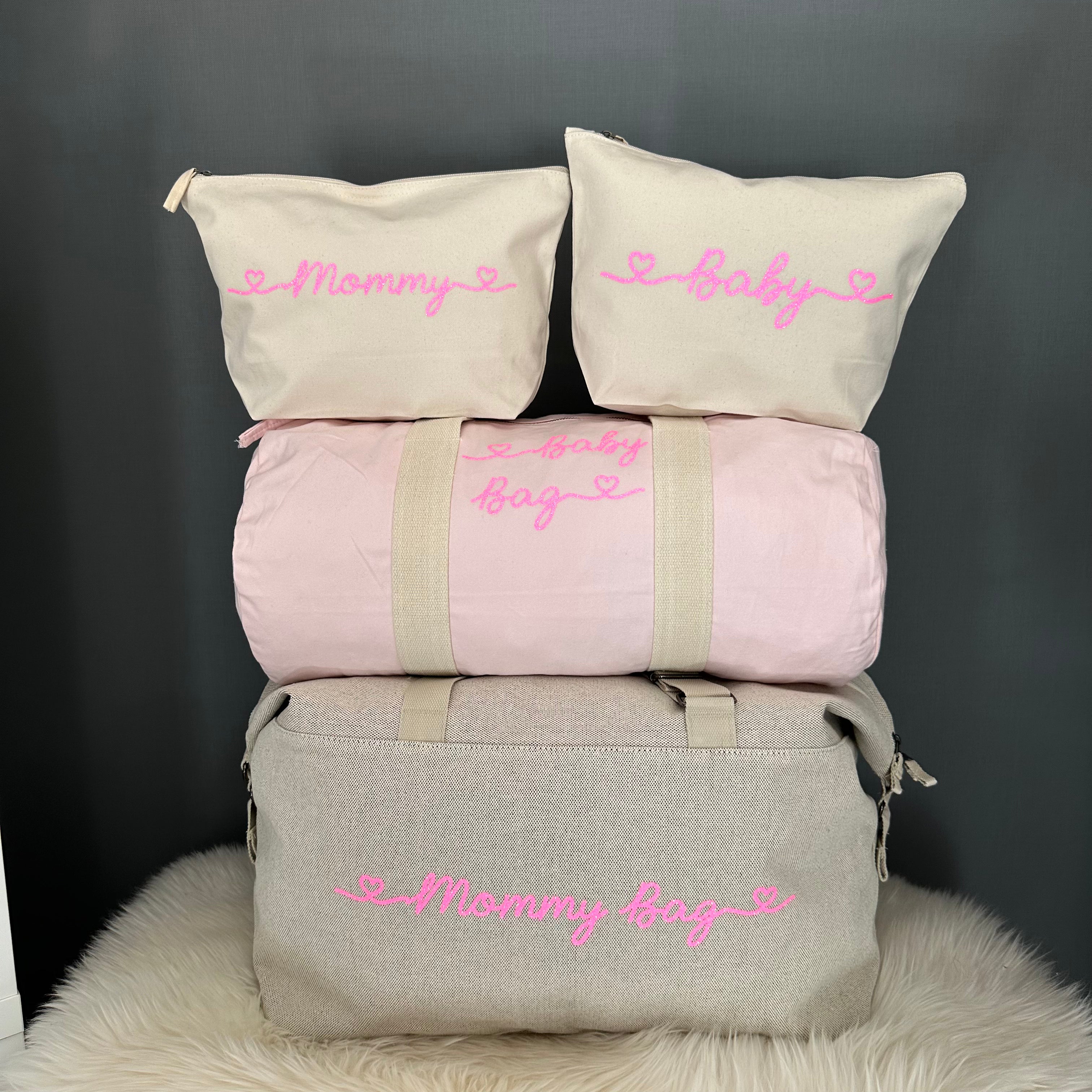 Borsone mamma, 1 borsone baby Rosa  e 2 Pochette con cuoricini Barbie Glitter - Be Brave Boutique
