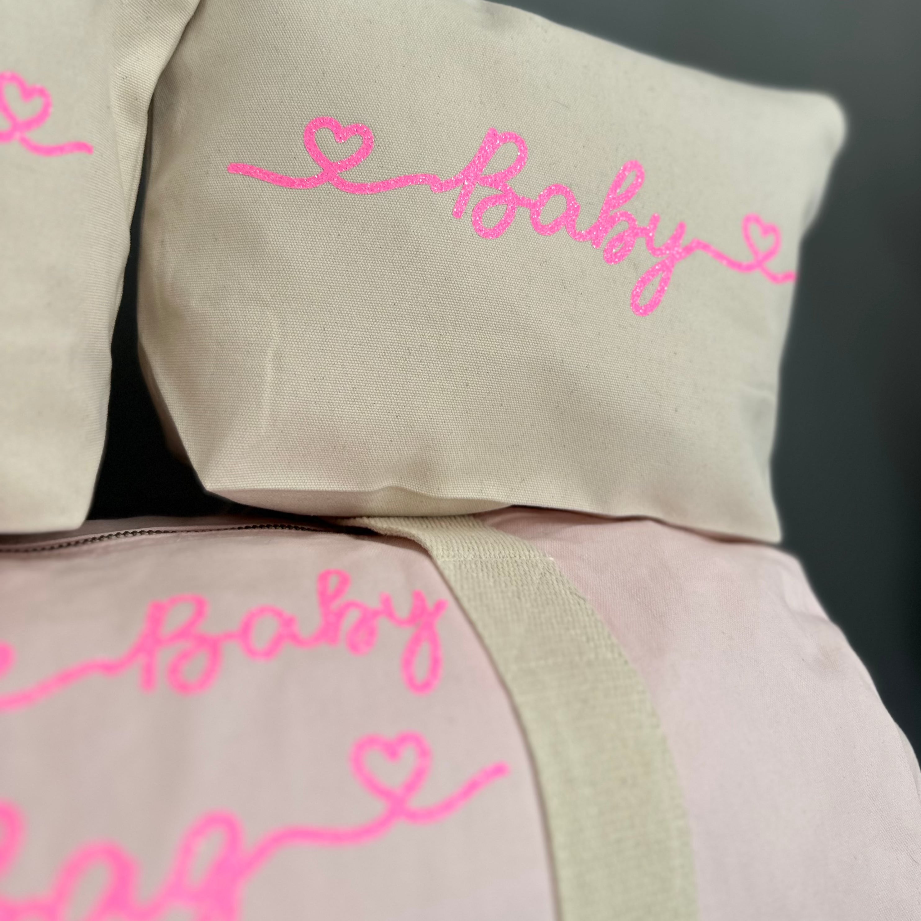 Borsone mamma, 1 borsone baby Rosa  e 2 Pochette con cuoricini Barbie Glitter - Be Brave Boutique