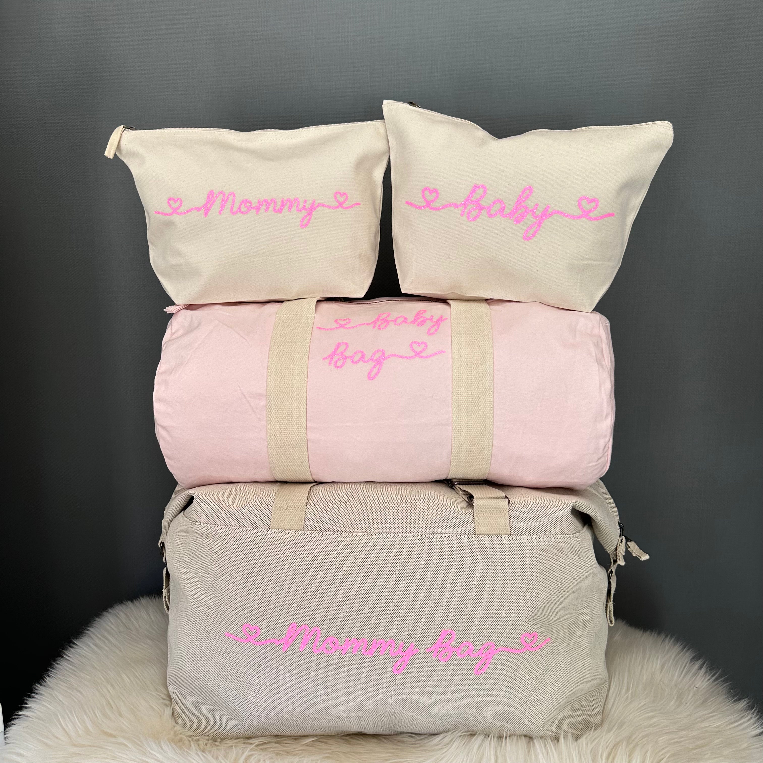 Borsone mamma, 1 borsone baby Rosa  e 2 Pochette con cuoricini Barbie Glitter - Be Brave Boutique