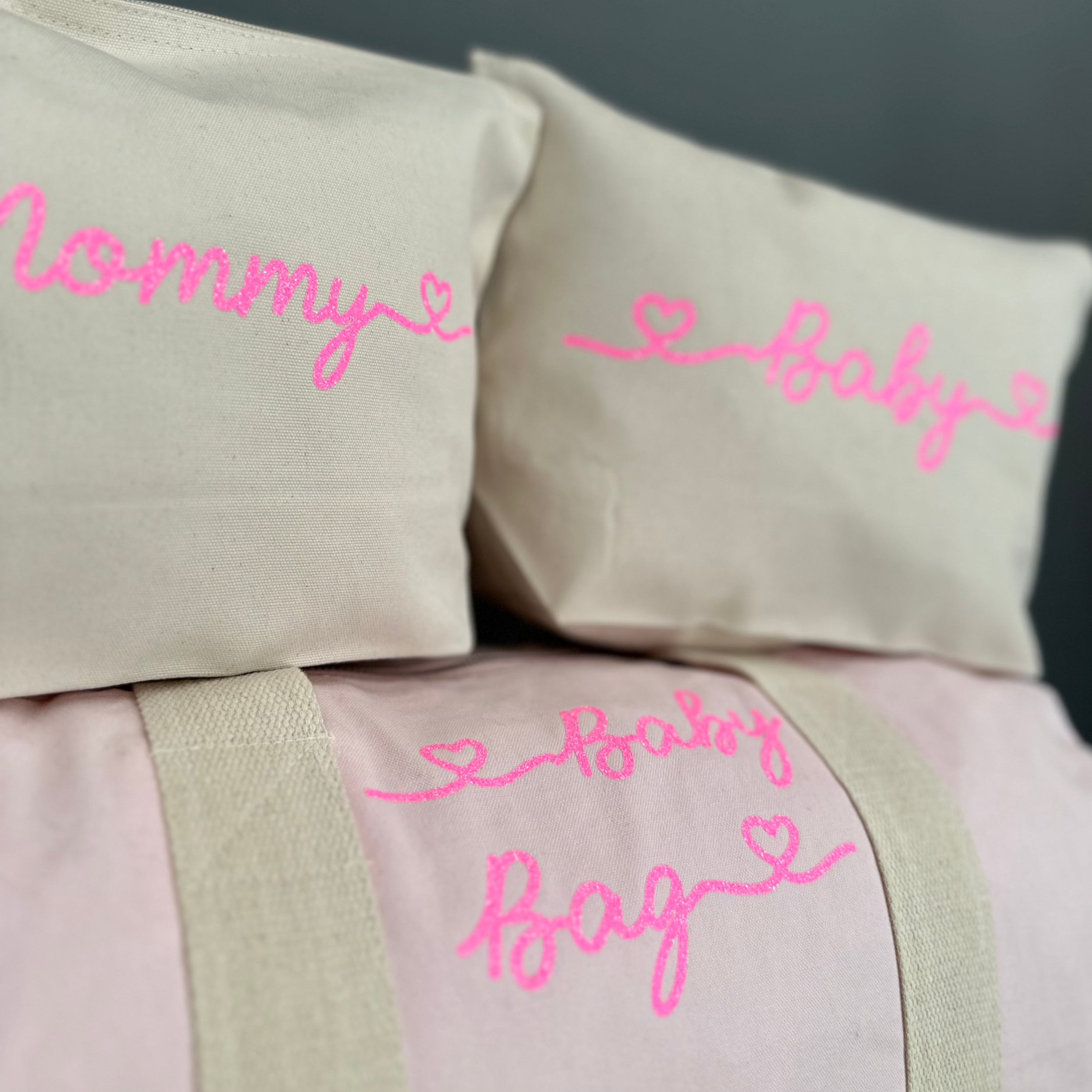 Borsone mamma, 1 borsone baby Rosa  e 2 Pochette con cuoricini Barbie Glitter - Be Brave Boutique