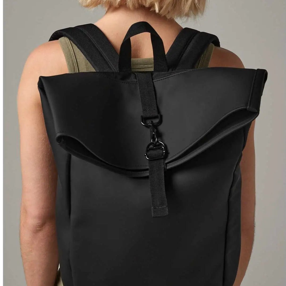 Zaino in tessuto riciclato Roll-Top idrorepellente  Nero - Be Brave Boutique