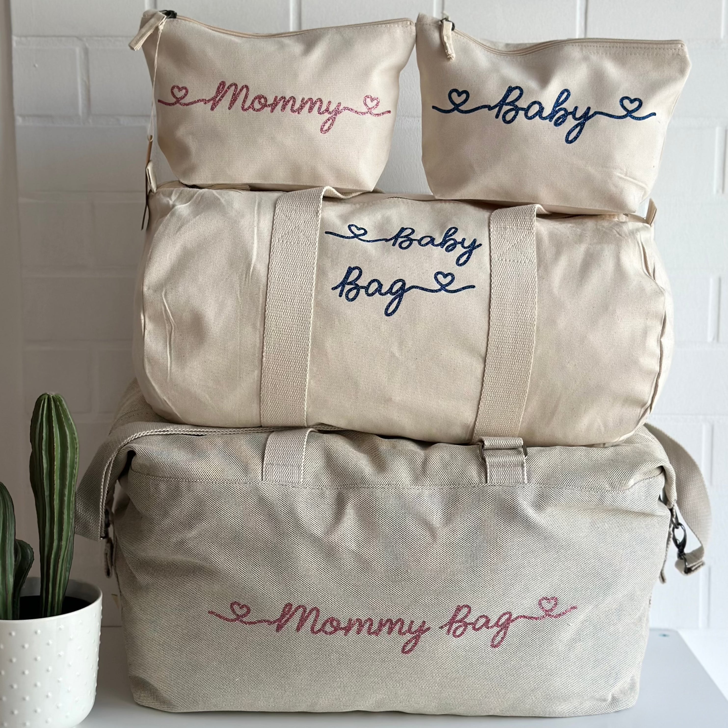 Borsone mamma glitter Rosa 1 borsone baby glitter Blu  e 2 Pochette con cuoricini - Be Brave Boutique